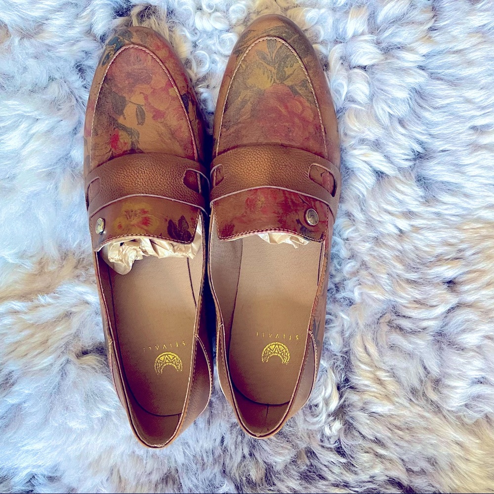 🆕 Tan Roses Real Leather Loafer